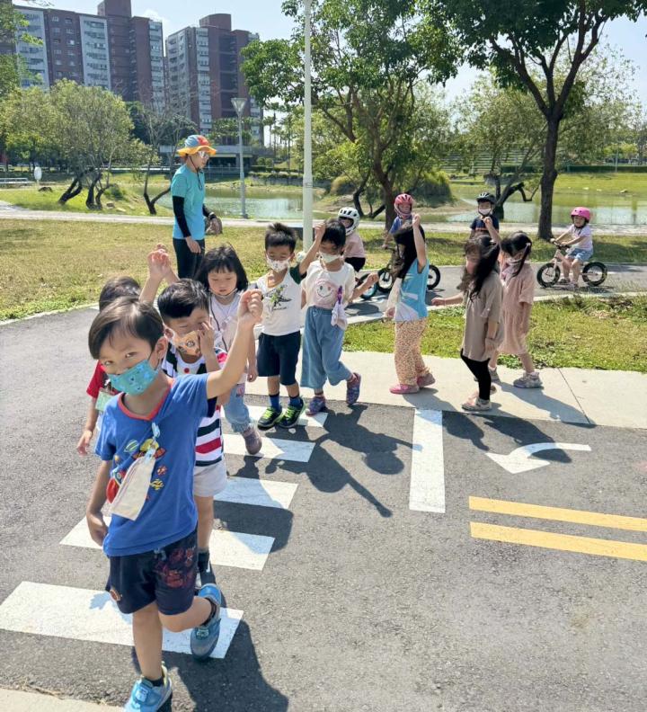 高市路竹幼兒園設計交通安全第一系列活動 前進岡山河堤公園模擬上路情境