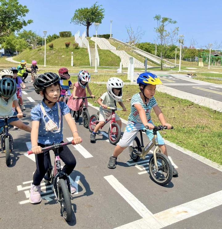 高市路竹幼兒園設計交通安全第一系列活動 前進岡山河堤公園模擬上路情境