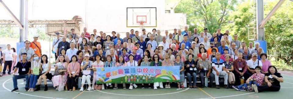 高市旗山圓富國中圓富寶寶大型裝置藝術揭幕 200名校友回娘家見證