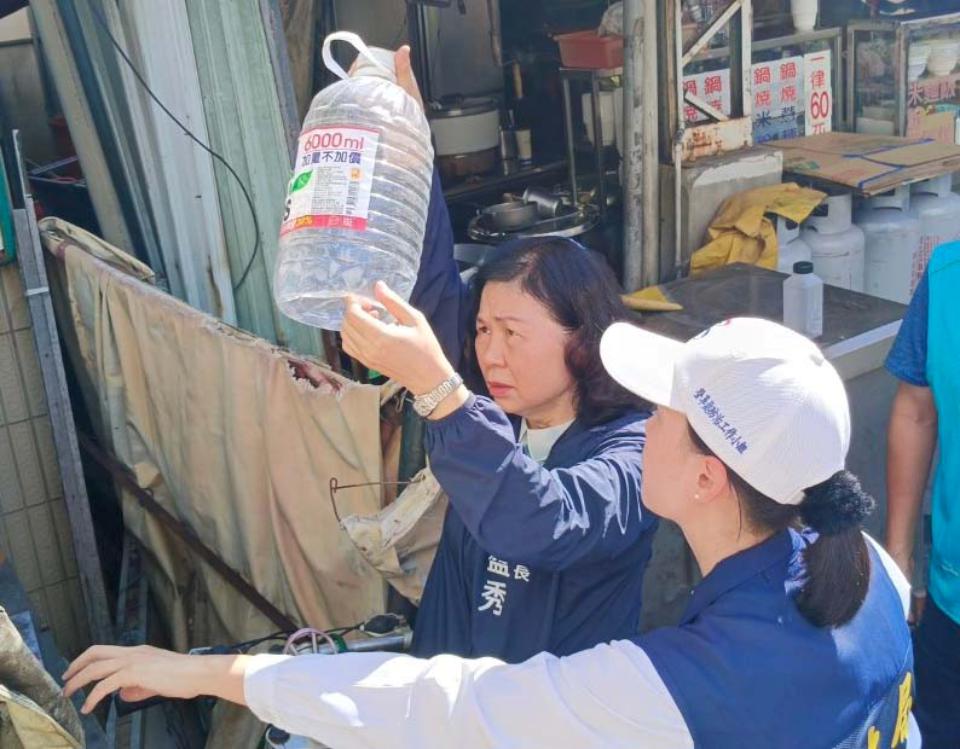 高市府防疫團隊會同鳳山區7里環境大掃蕩 巡檢社區清除積水容器籲有症狀速就醫