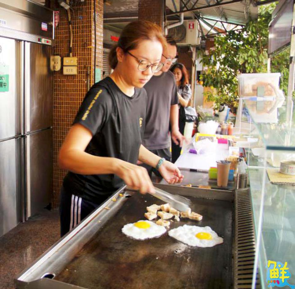 鳥松人的最愛！ 台灣第一個超濃蛋餅        一天的元氣  就從 不淡蛋餅 開始