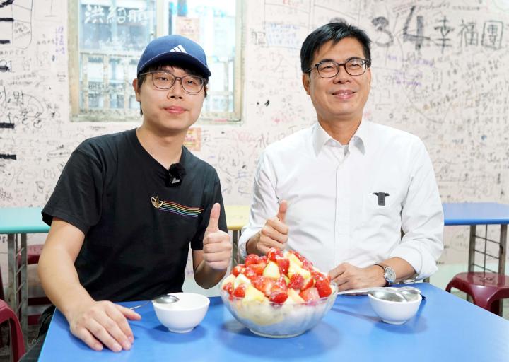 陳其邁撞臉網紅藍亦明 大啖哈瑪星美食示範登錄發票抽大獎