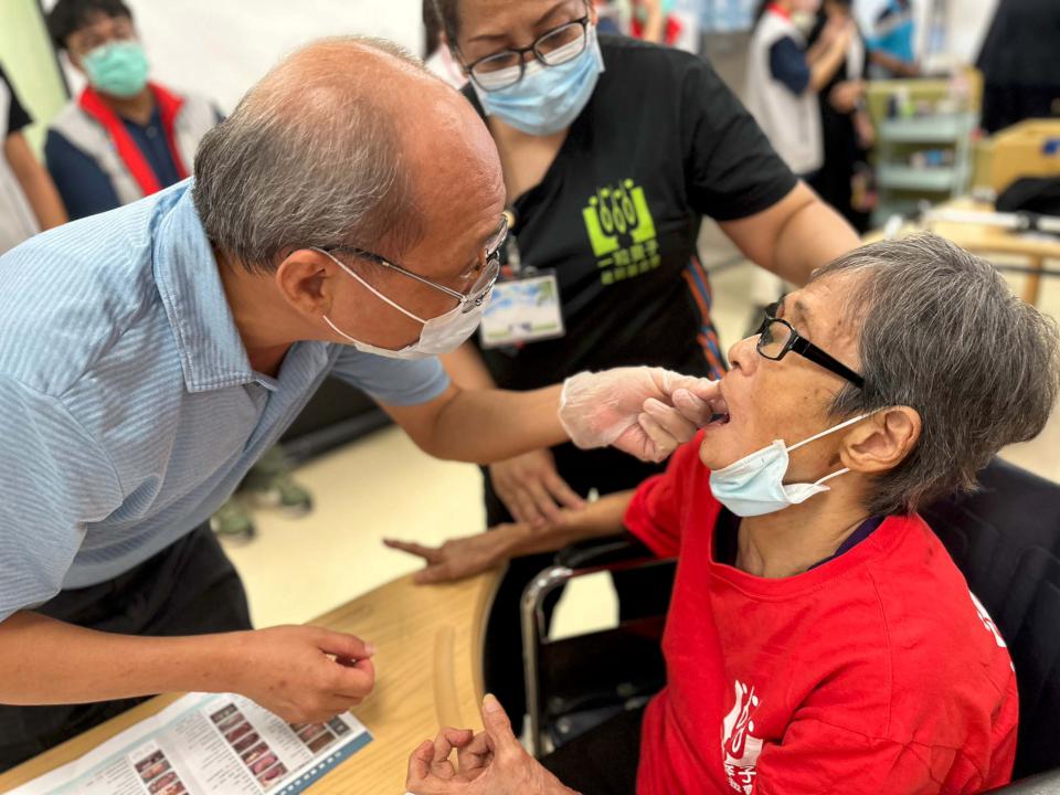 高醫大團隊結合2夥伴學校師生、牙技師公會 巡迴台東15日照機構助長者口腔篩檢