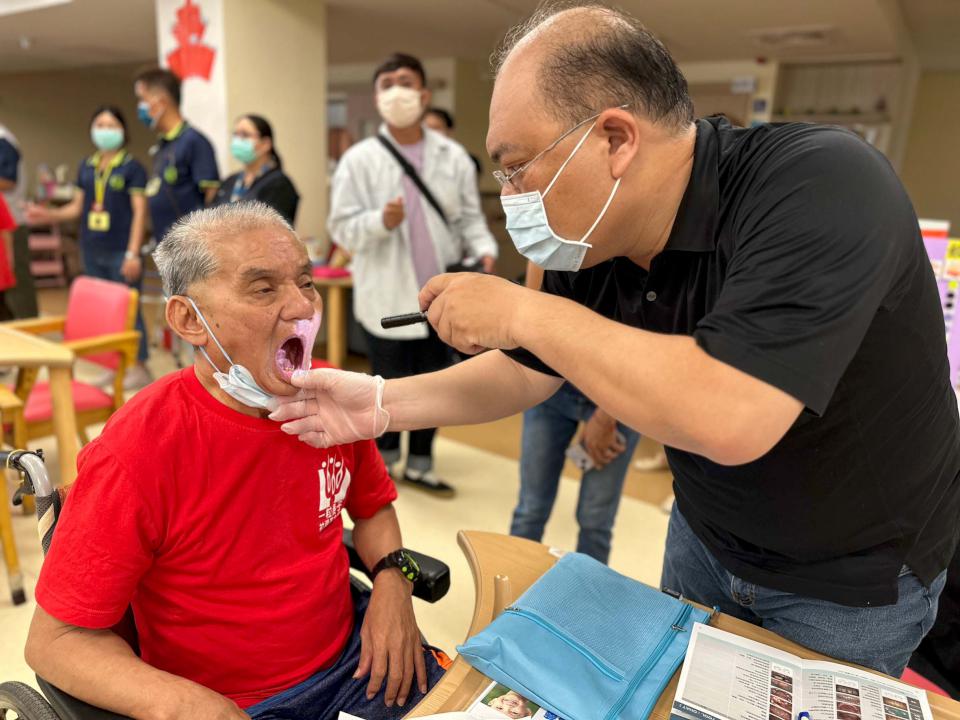 高醫大團隊結合2夥伴學校師生、牙技師公會 巡迴台東15日照機構助長者口腔篩檢