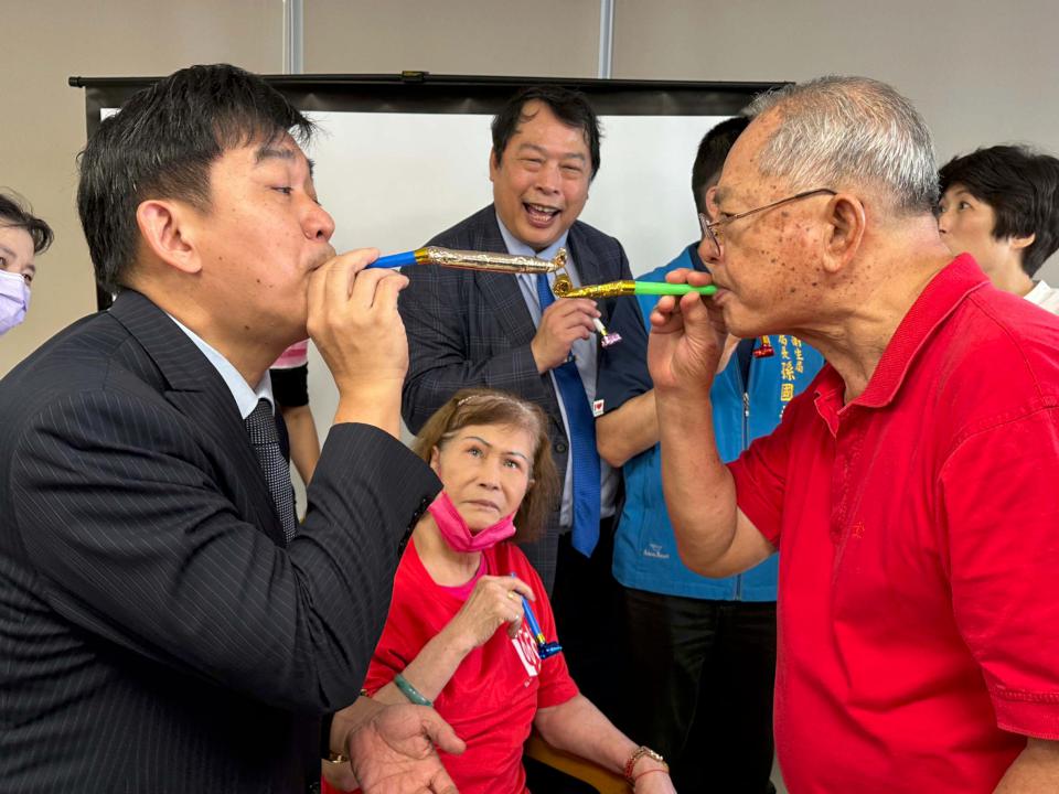 高醫大團隊結合2夥伴學校師生、牙技師公會 巡迴台東15日照機構助長者口腔篩檢