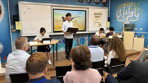 美國大學國際事務資深主管教授訪新莊高中 觀摩美國傅爾布萊特計畫成效