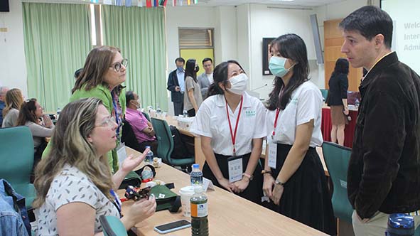 美國大學國際事務資深主管教授訪新莊高中 觀摩美國傅爾布萊特計畫成效