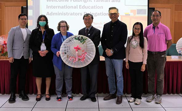 美國大學國際事務資深主管教授訪新莊高中 觀摩美國傅爾布萊特計畫成效