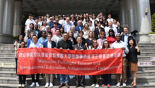 美國大學國際事務資深主管教授訪新莊高中 觀摩美國傅爾布萊特計畫成效