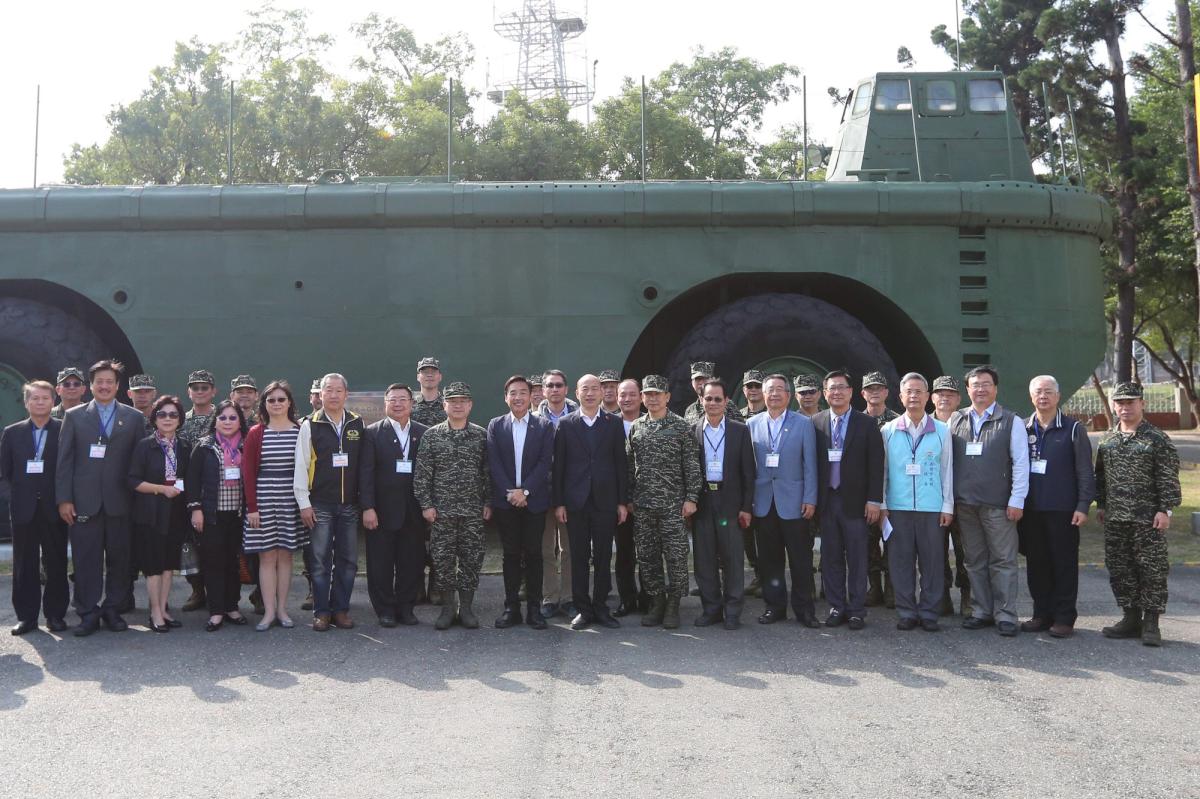 韓國瑜赴軍營 拜早年贈慰勞金