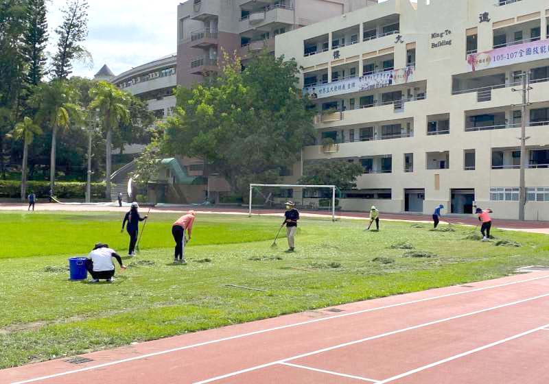 中山工商草木扶疏綠意盎然 學生停課不停學教師動員清掃環境