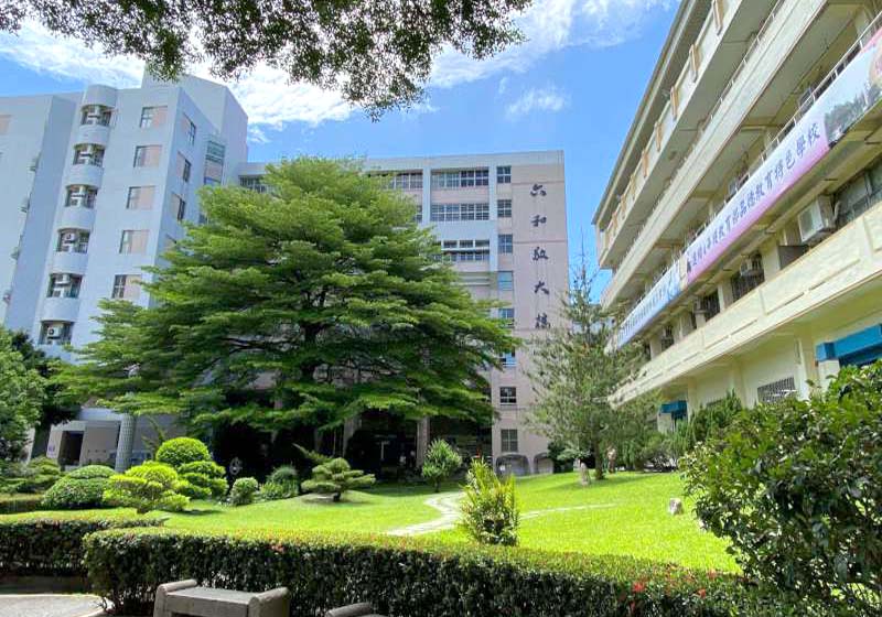 中山工商草木扶疏綠意盎然 學生停課不停學教師動員清掃環境