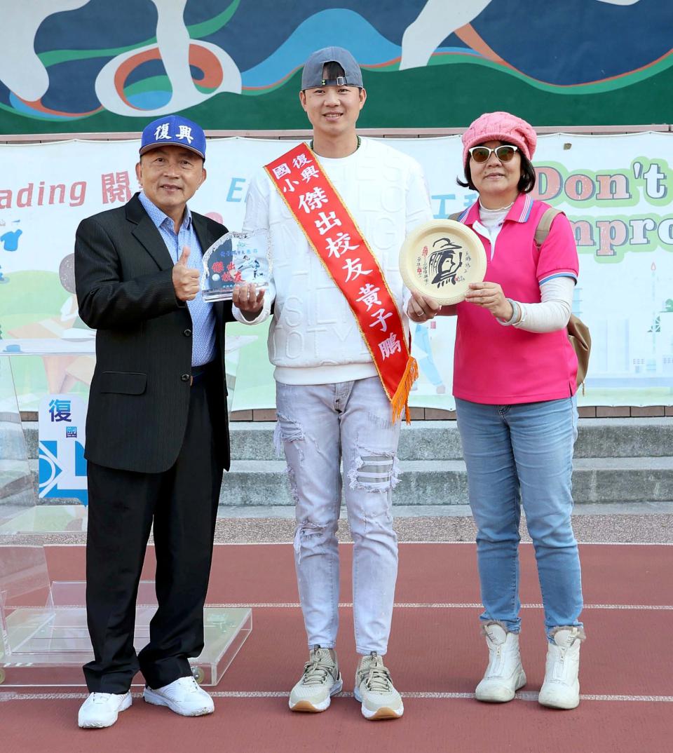 世界12強棒球賽冠軍中華隊投手黃子鵬 勉母校高市復興國小學弟妹堅持逐夢