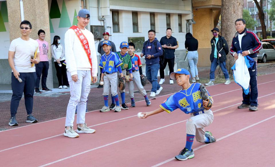 世界12強棒球賽冠軍中華隊投手黃子鵬 勉母校高市復興國小學弟妹堅持逐夢