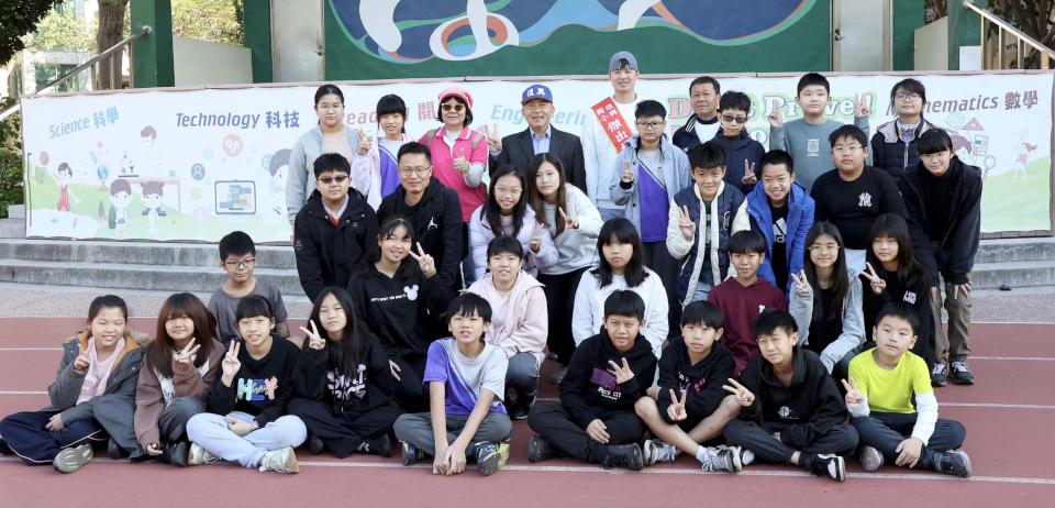 世界12強棒球賽冠軍中華隊投手黃子鵬 勉母校高市復興國小學弟妹堅持逐夢