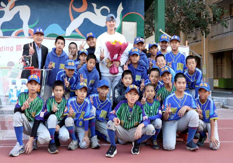 世界12強棒球賽冠軍中華隊投手黃子鵬 勉母校高市復興國小學弟妹堅持逐夢