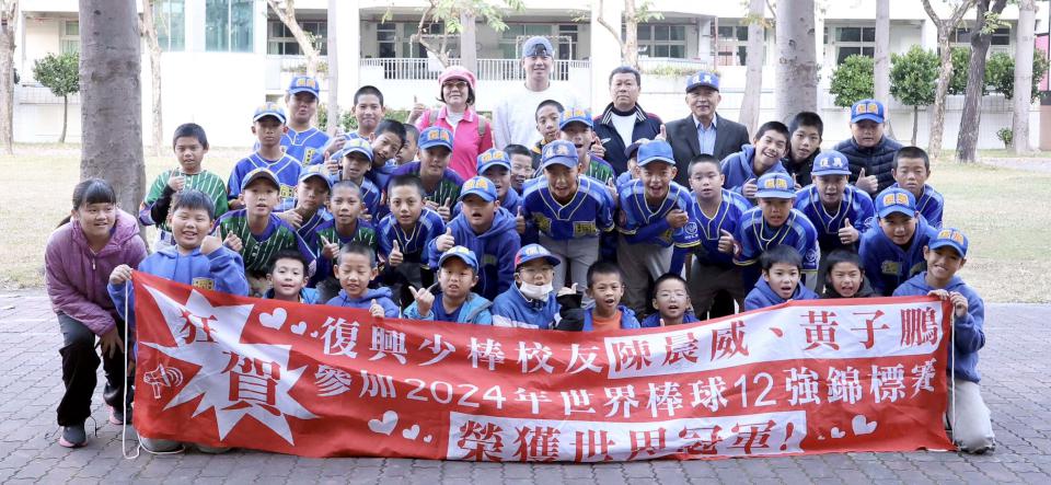 世界12強棒球賽冠軍中華隊投手黃子鵬 勉母校高市復興國小學弟妹堅持逐夢