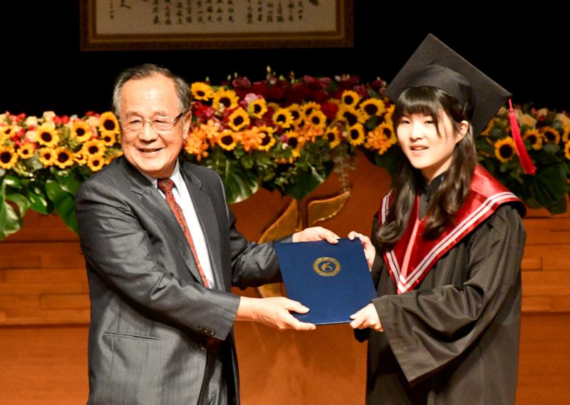 正修科大三場畢典歡送4000生 台北校友會捐資20萬元獎助2名優秀得主