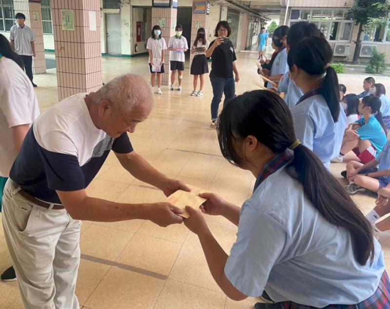 仁武高中校友會長蔣瑞山贈新生文具禮券賀入學 勉學弟妹專注課業享受學習樂趣