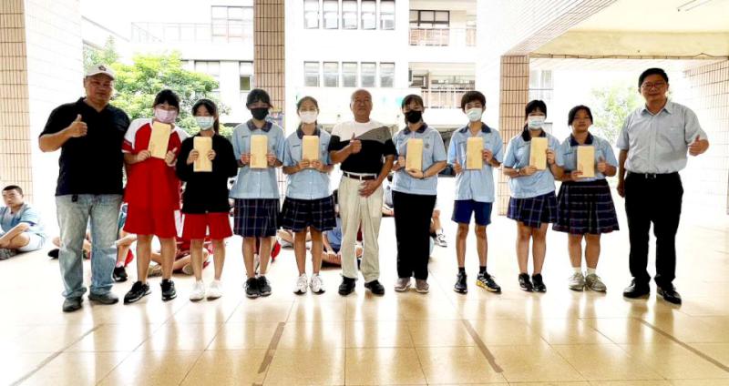 仁武高中校友會長蔣瑞山贈新生文具禮券賀入學 勉學弟妹專注課業享受學習樂趣