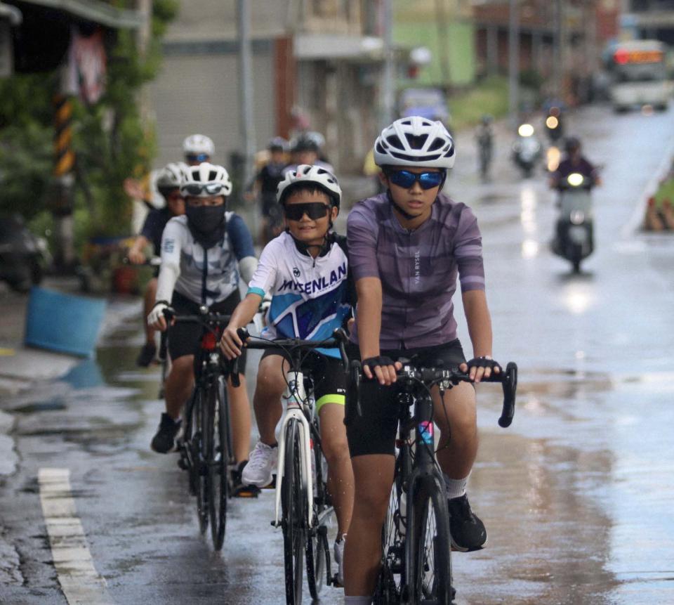 太平國小28生挑戰百K騎行 返抵校門獲頒畢業證書