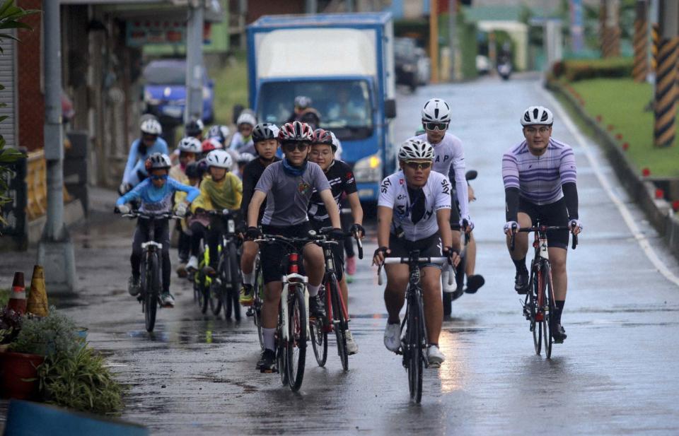 太平國小28生挑戰百K騎行 返抵校門獲頒畢業證書