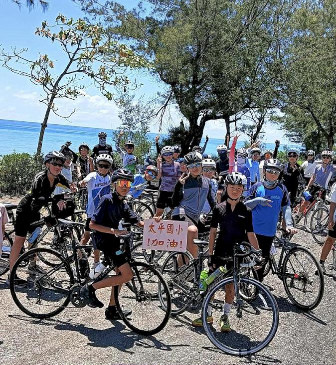 太平國小28生挑戰百K騎行 返抵校門獲頒畢業證書