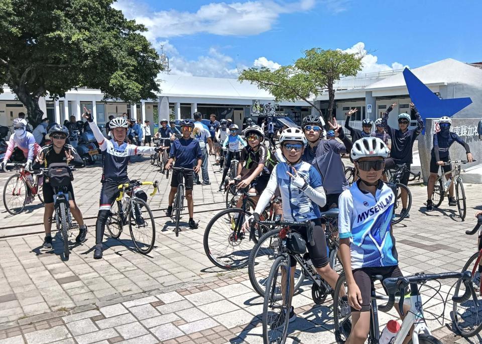 太平國小28生挑戰百K騎行 返抵校門獲頒畢業證書