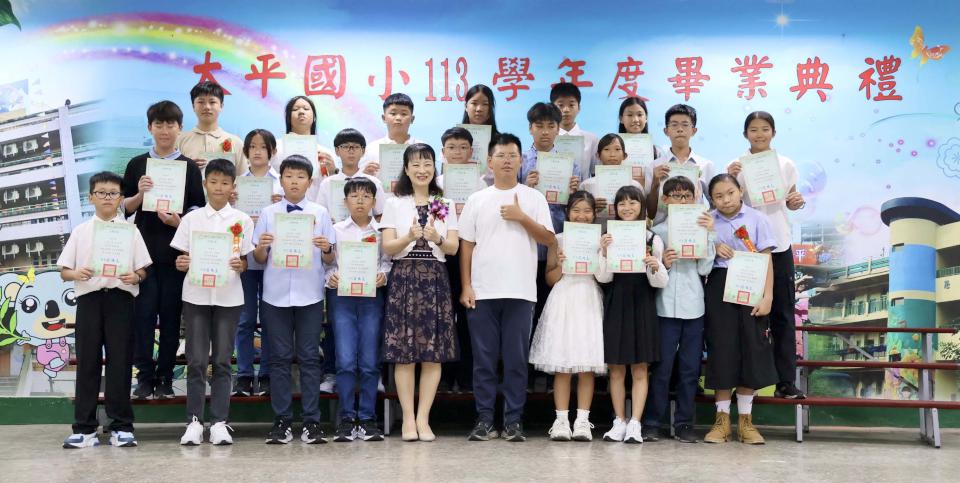 太平國小28生挑戰百K騎行 返抵校門獲頒畢業證書