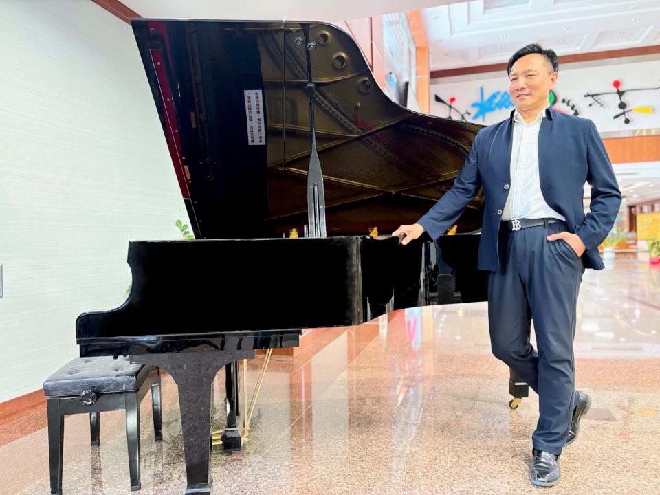 義大管院碩專班校友吳明坤續捐贈鋼琴設置醫學院區一樓大廳 鼓勵學弟妹善用