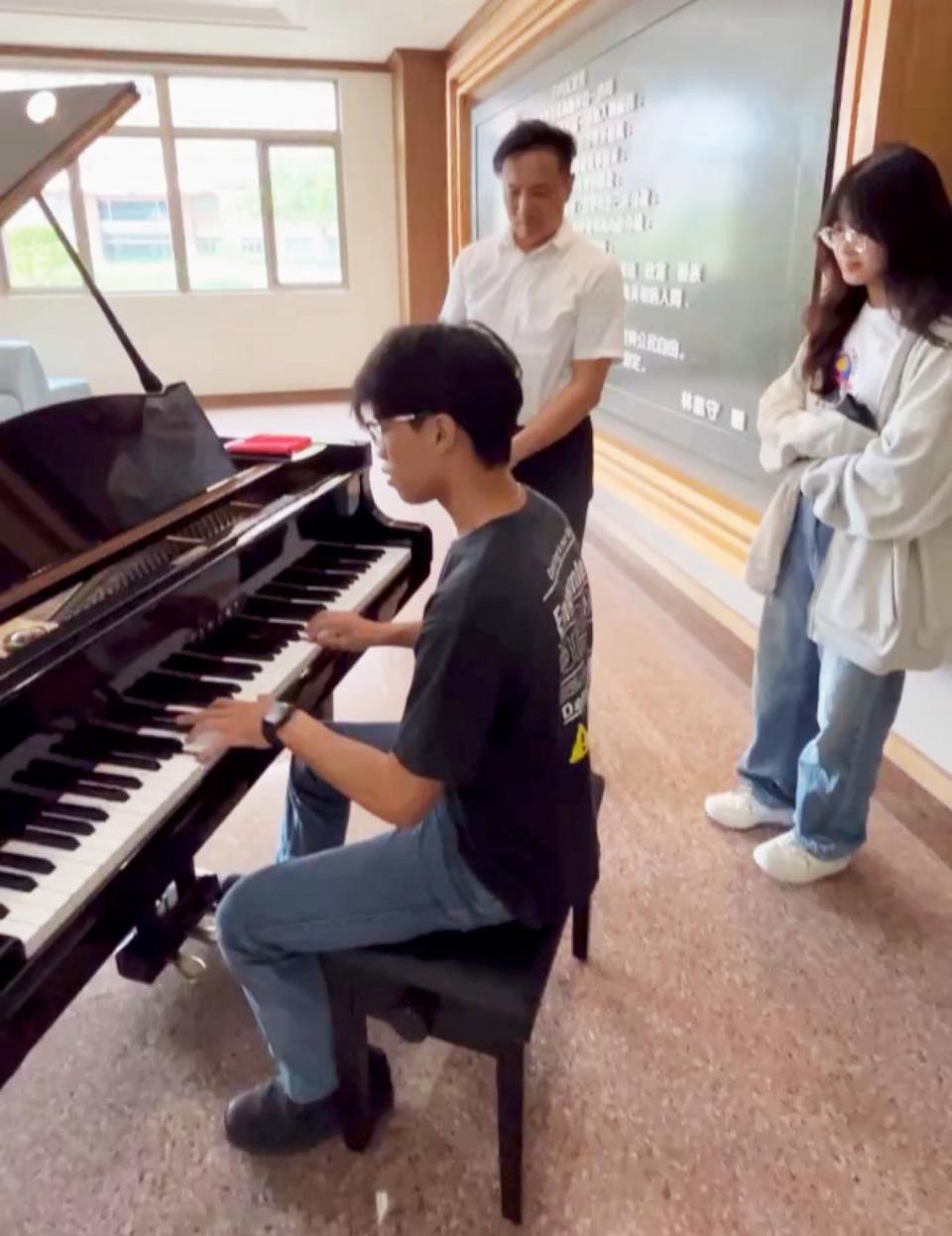 義大管院碩專班校友吳明坤續捐贈鋼琴設置醫學院區一樓大廳 鼓勵學弟妹善用