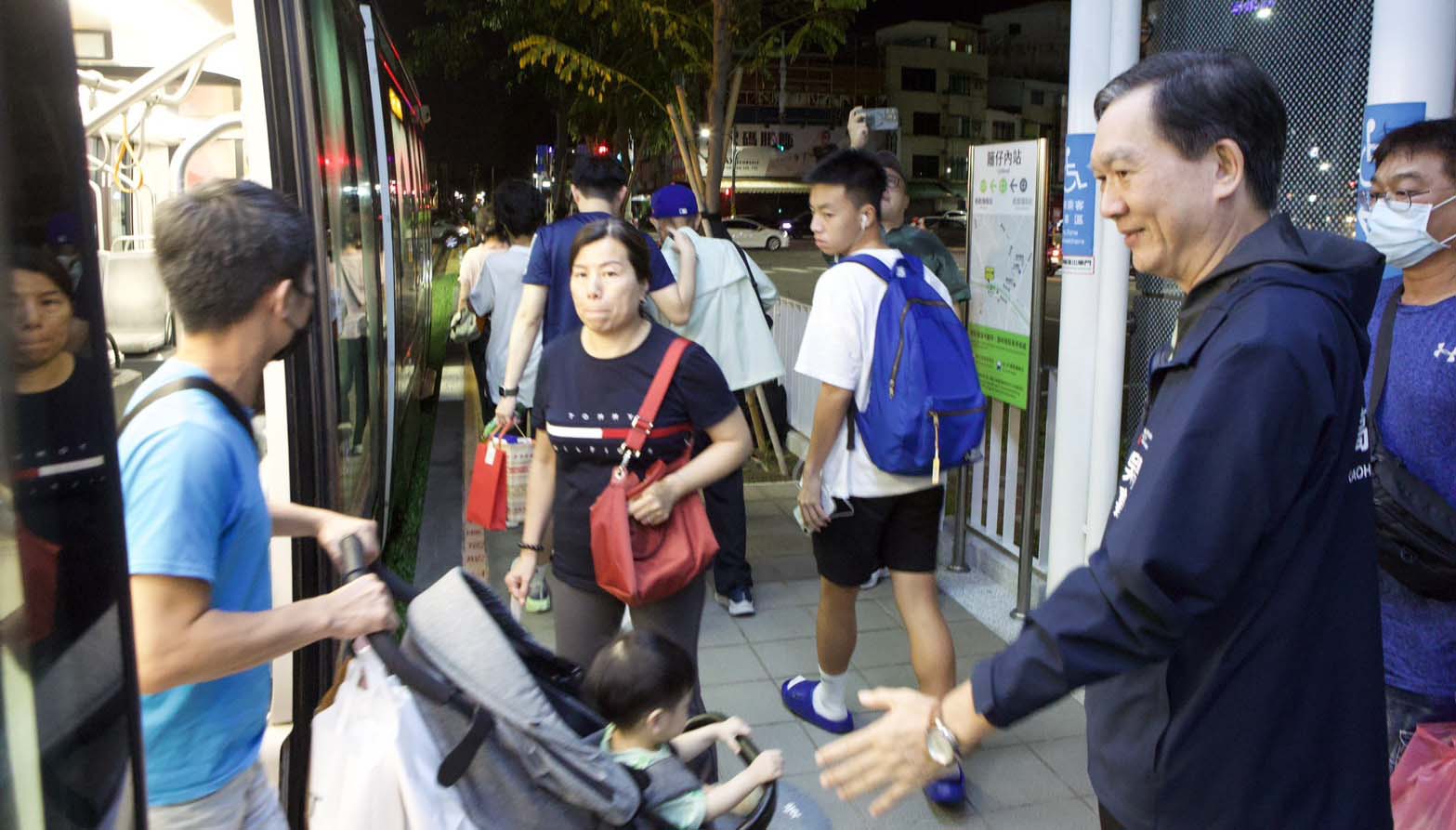 高雄輕軌班車營運延長至晚上10點30分 捷運局訪視C1籬仔內站運輸慰勉司機員