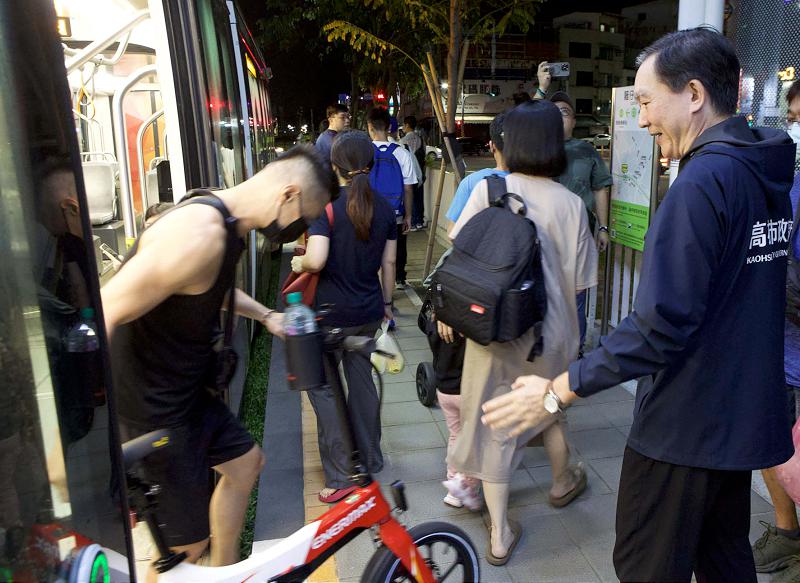 高雄輕軌班車營運延長至晚上10點30分 捷運局訪視C1籬仔內站運輸慰勉司機員