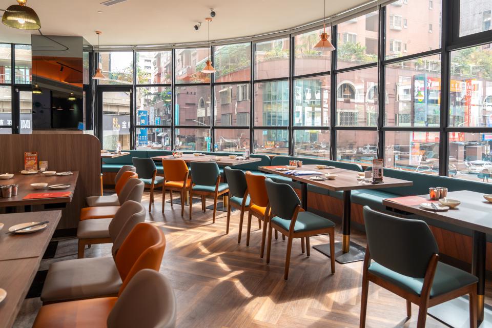 溜溜酸菜魚專賣店首家街邊店開幕!營業延長至11點半搶攻宵夜市場