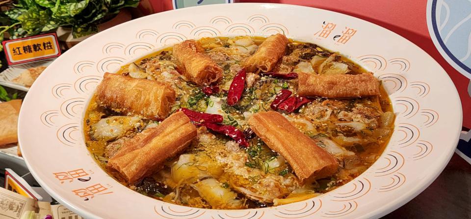 溜溜酸菜魚專賣店首家街邊店開幕!營業延長至11點半搶攻宵夜市場