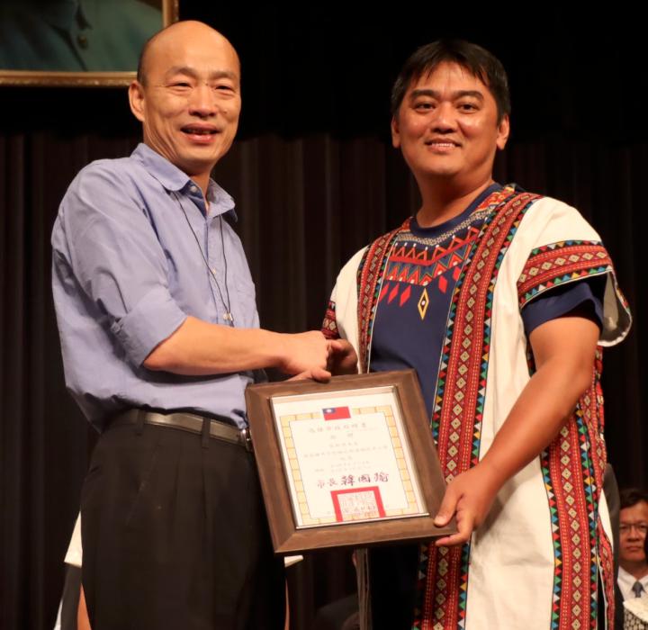 高市高中以下學校新卸任校長社教館布達交接 95人獲頒聘書9人退休