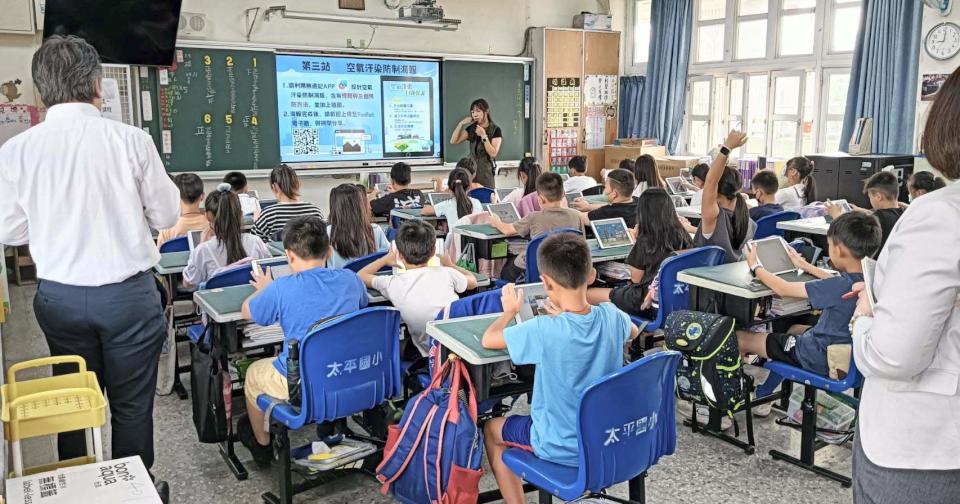 日本資科教育考察團訪高市太平國小 入班觀摩空污議題校定課程