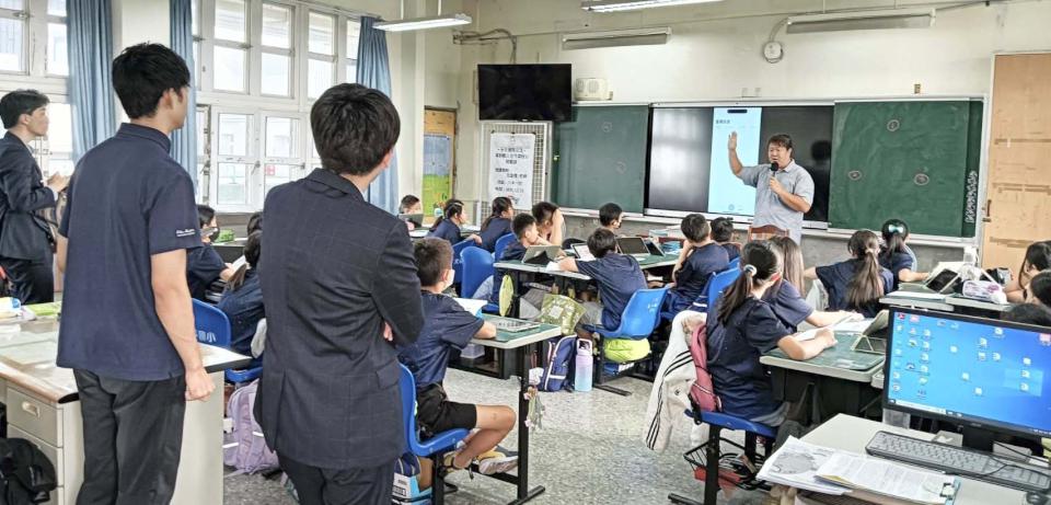 日本資科教育考察團訪高市太平國小 入班觀摩空污議題校定課程