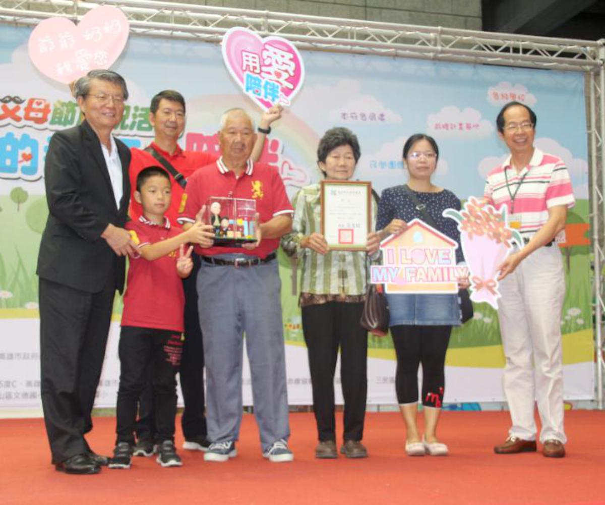 高市教育局歡慶祖父母節 科工館表揚最像祖孫等獲獎學生