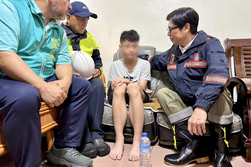 連日豪雨致高市原民區道路中斷 陳其邁慰訪災民社會局轉送物資盼共度難關