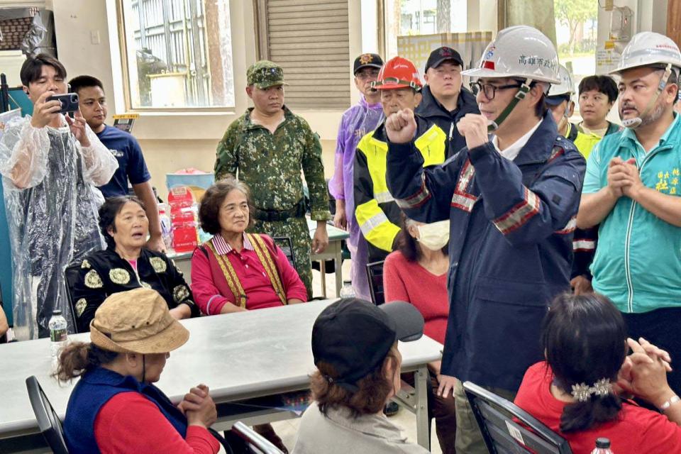 連日豪雨致高市原民區道路中斷 陳其邁慰訪災民社會局轉送物資盼共度難關