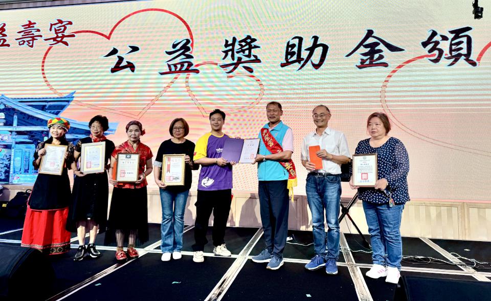 高雄旗聖宮媽祖聖誕公益壽宴前進左營百貨 贈學校社福團體公益獎助金