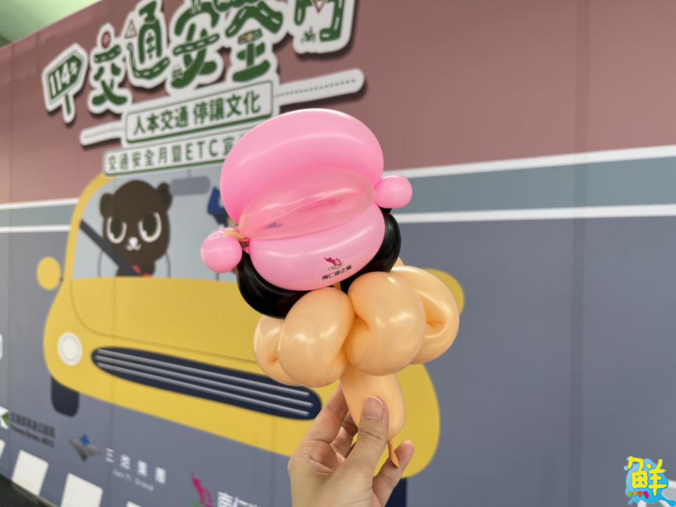 用路人乖乖停讓!高公局攜手湖口服務區舉辦交通安全宣導 國民零食明星「乖乖」擔任大使