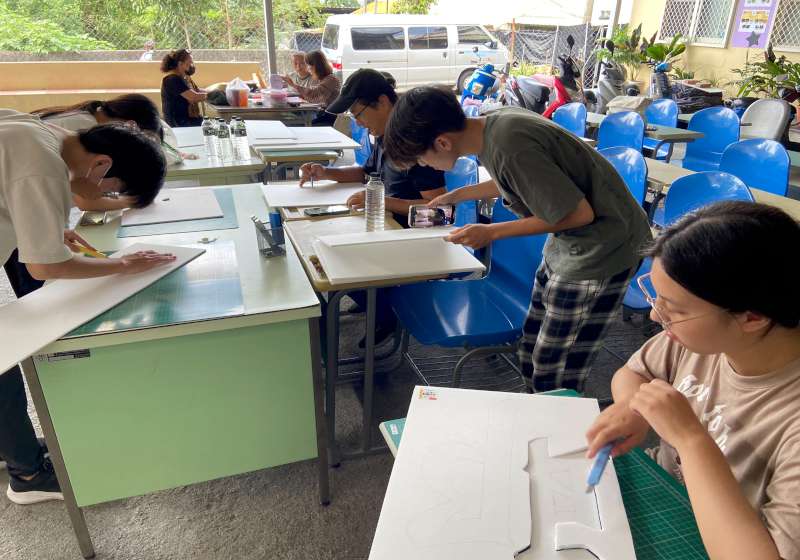 義大新媒系4師生前進屏東縣三地門鄉馬兒社區 融入在地元素彩繪教會女兒牆