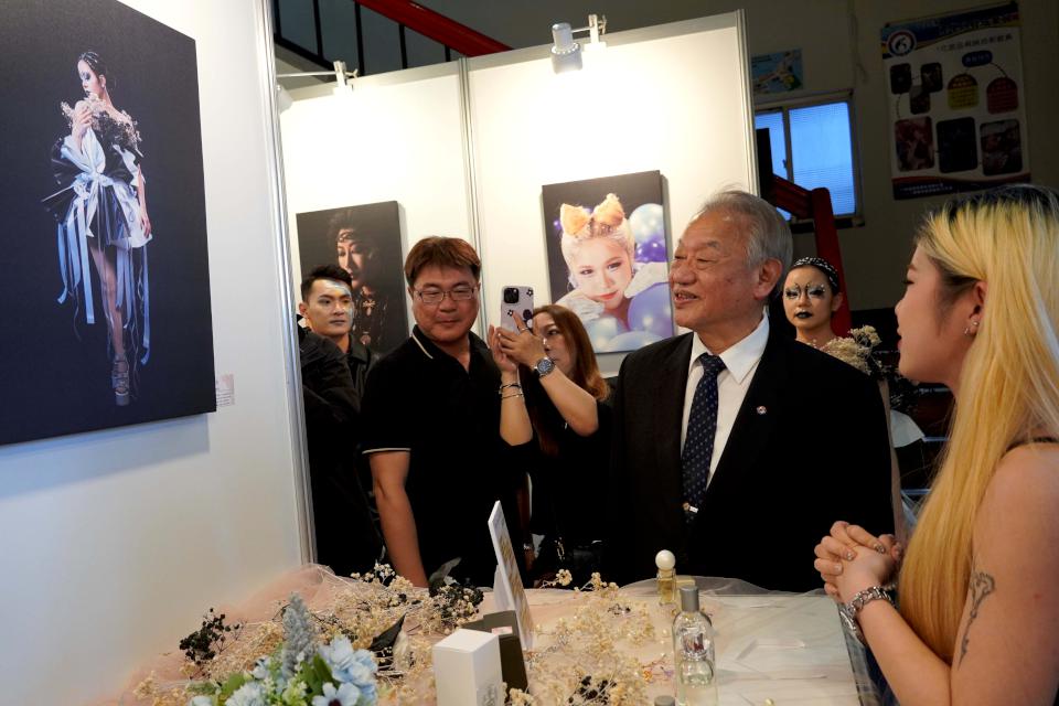 正修科大妝彩系二技部畢展「旅程」 29生人工智慧造型攝影作品亮相