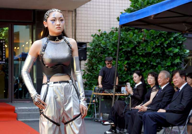 正修科大妝彩系二技部畢展「旅程」 29生人工智慧造型攝影作品亮相