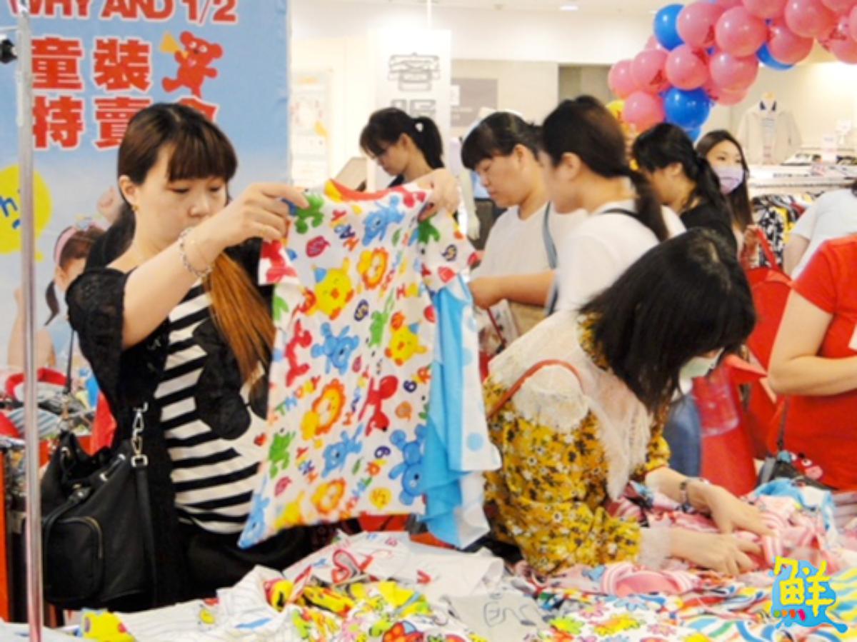 高雄大遠百WHY AND 1/2童裝下殺3折起 南台灣首場萬件兒童服飾媽咪瘋搶裝滿袋