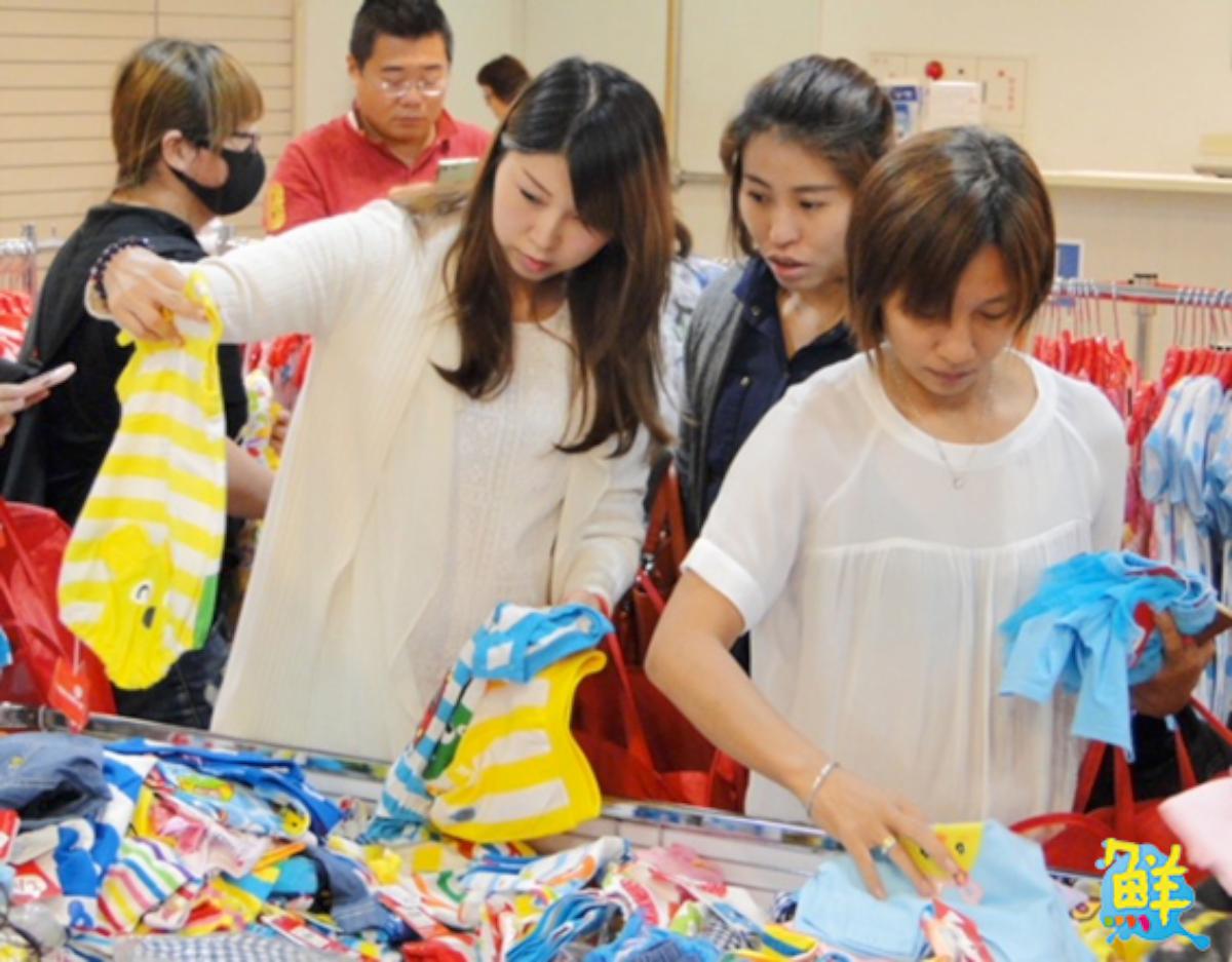 高雄大遠百WHY AND 1/2童裝下殺3折起 南台灣首場萬件兒童服飾媽咪瘋搶裝滿袋