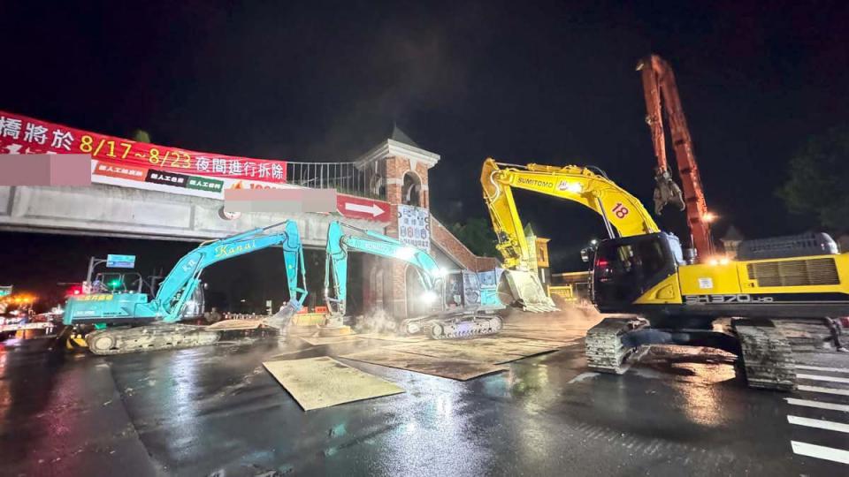高捷岡山路竹延伸線高架施工 省道台一線路科六路至路科十路管制拆除人行天橋