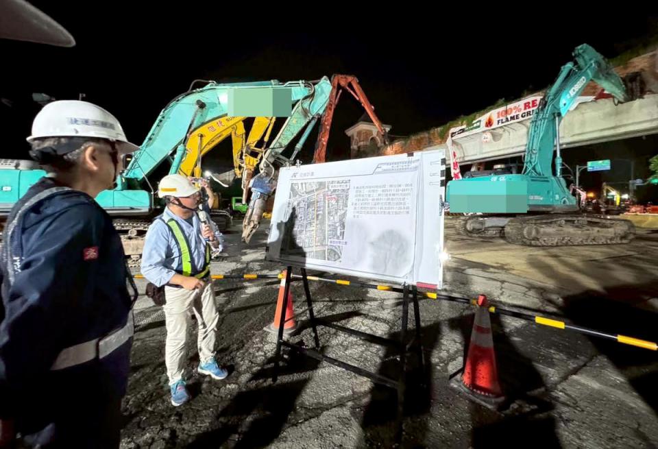 高捷岡山路竹延伸線高架施工 省道台一線路科六路至路科十路管制拆除人行天橋
